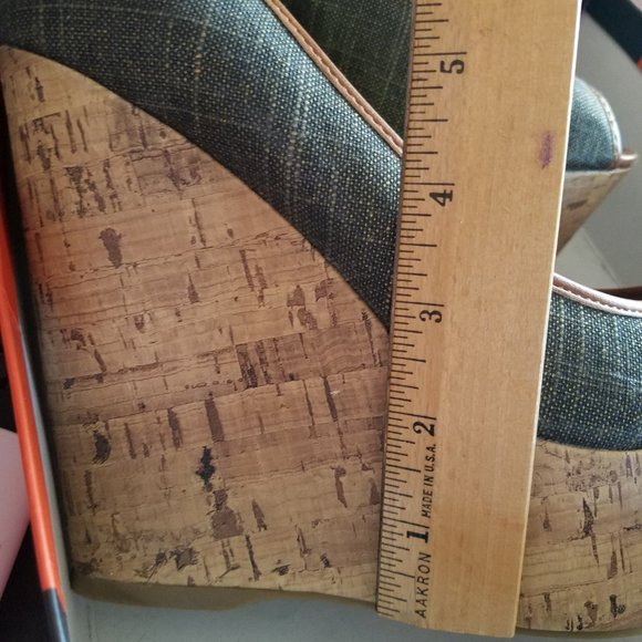 Guess Wedge Platform Heals in Size 9 1/2 M - Picture 11 of 13